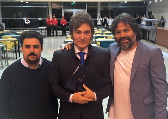 Milei con los organizadores de La Derecha Fest (La derecha fest)