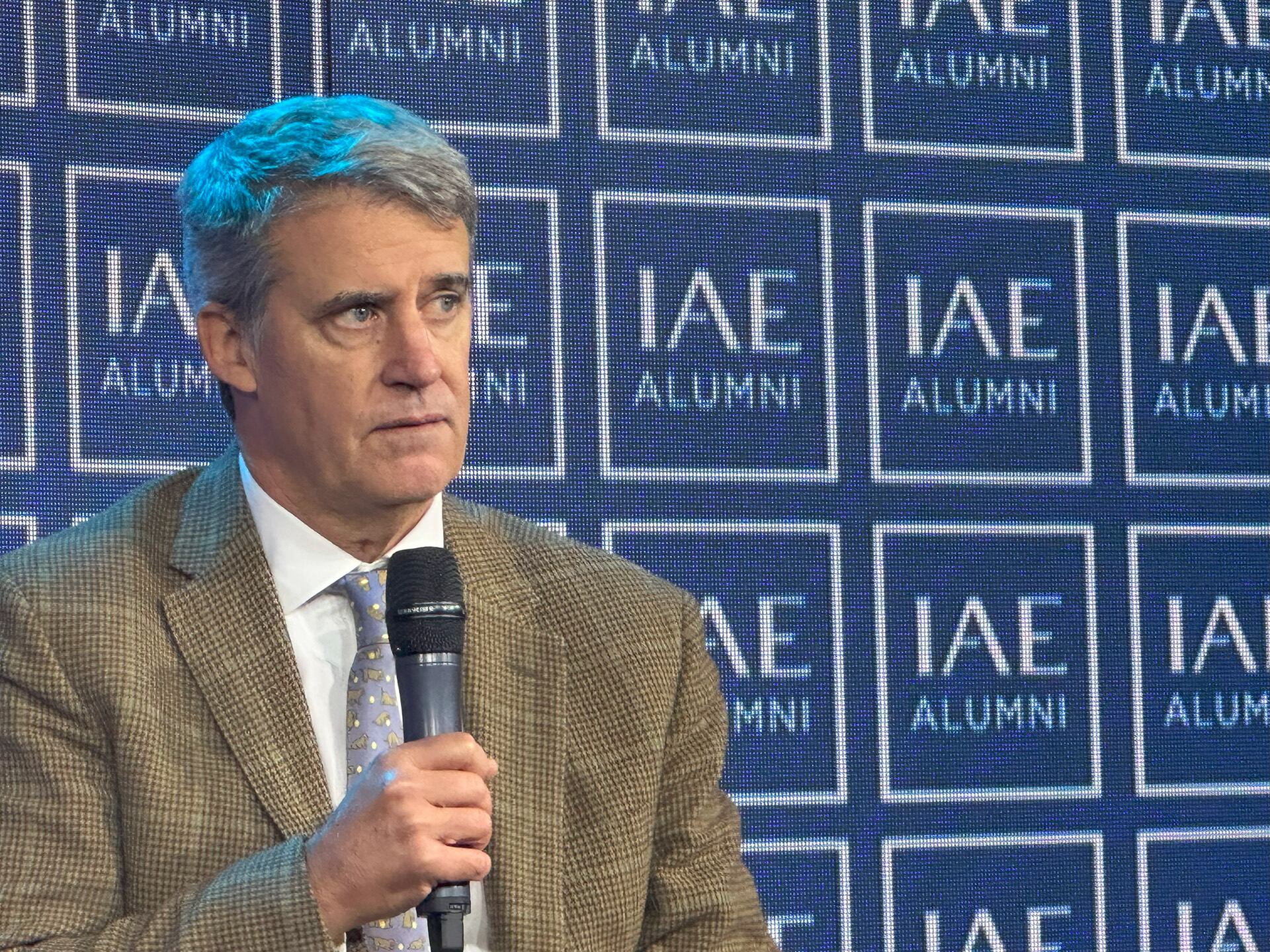 “No hay antecedentes de estabilizaciones exitosas sin un tipo de cambio real alto y un sector exportador fuerte”, sostuvo Prat Gay (Gentileza: IAE Business School)