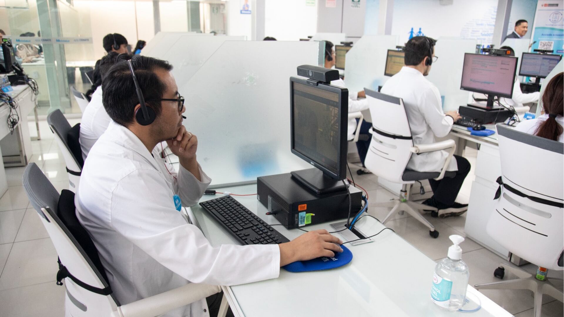 Personal médico de EsSalud brinda teleconsultas virtuales a pacientes desde las instalaciones del Centro Nacional de Telemedicina (CENATE) en Perú. (EsSalud)