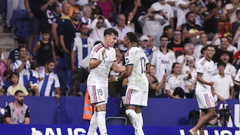 Carlos Espí, presentado con el Real Madrid tras anotar el gol de la victoria ante el Espanyol