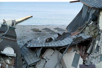 Un complejo hotelero destruido por