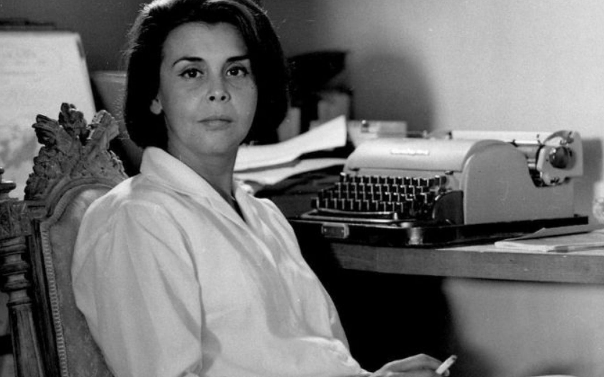 La poesía de Varela destaca la opacidad y el silencio, abriendo espacios que resisten toda clausura interpretativa. (Baldomero Pestana)