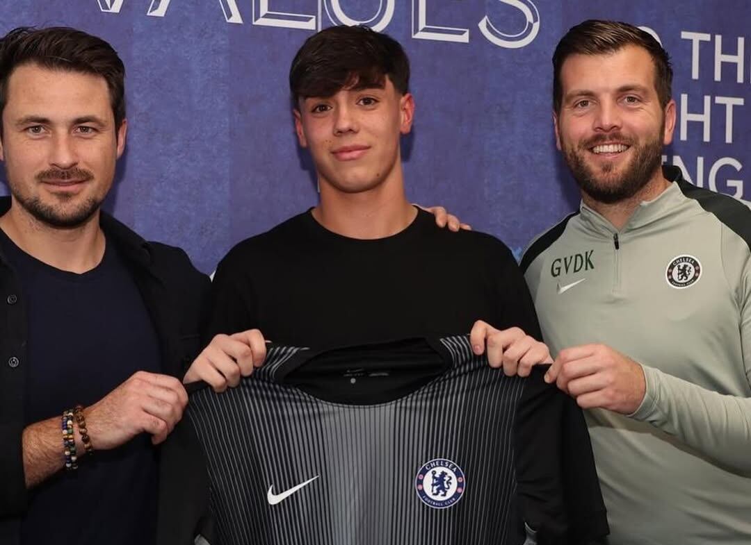 Freddy Bernal firmando su nuevo contrato con el Chelsea, ascendiendo a la plantilla profesional - crédito @freddy__bernal/Instagram