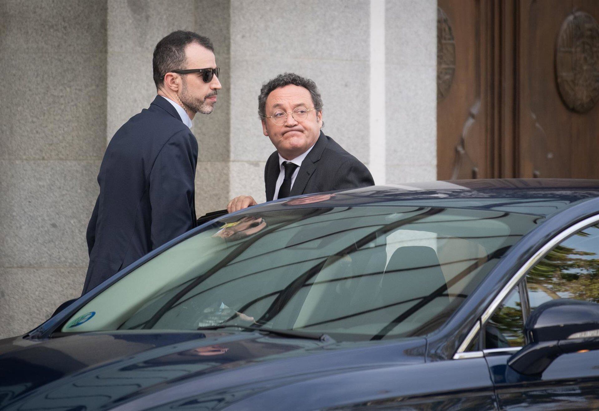 La imagen del segundo día de juicio: El fiscal general se lleva las manos a la cabeza ante el alegato del novio de Ayuso