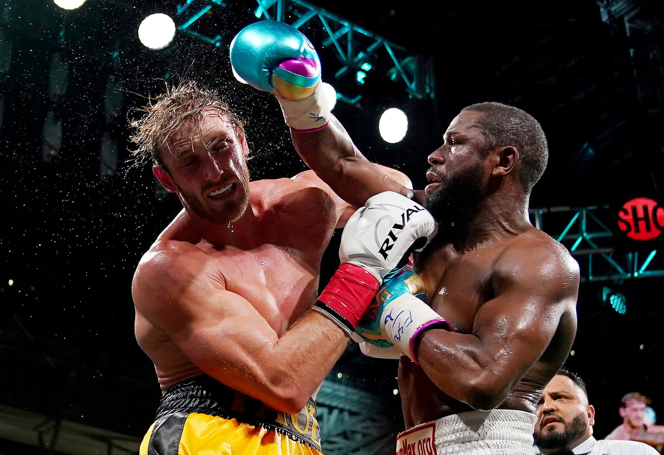 Floyd Mayweather y Logan Paul protagonizaron una pelea inédita en 2021 (Credit: Jasen Vinlove-USA TODAY Sports)