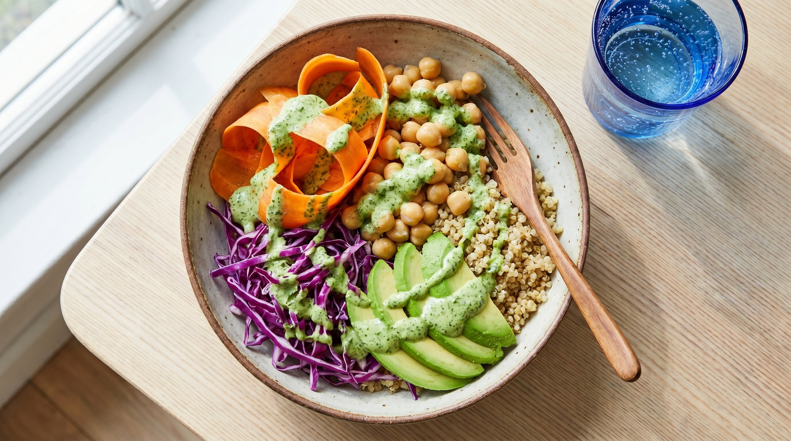 La receta de bol verde con garbanzos y quinoa es ideal para sumar fibra y proteínas a la dieta diaria (Imagen Ilustrativa Infobae)