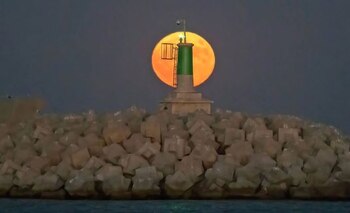 Luna Llena detrás del faro,