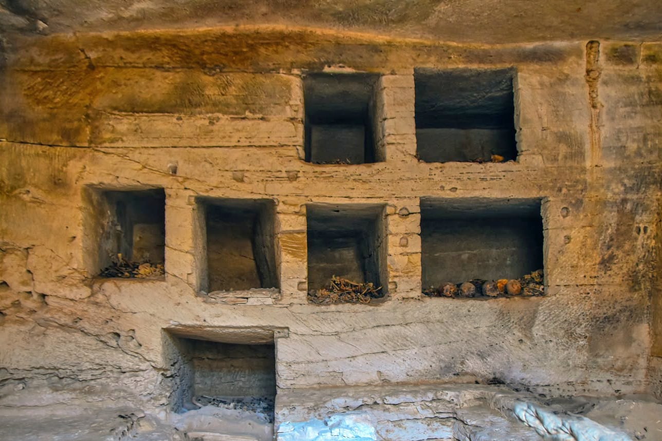 Algunas de las siete tumbas de superficie construidas en piedra caliza —descubiertas en el yacimiento arqueológico de Marina el-Alamein— al oeste de la ciudad mediterránea de Alejandría, Egipto (Ministerio de Turismo y Antigüedades de Egipto vía AP)