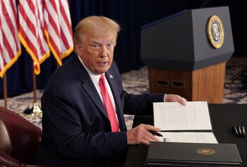 Donald Trump firma un decreto