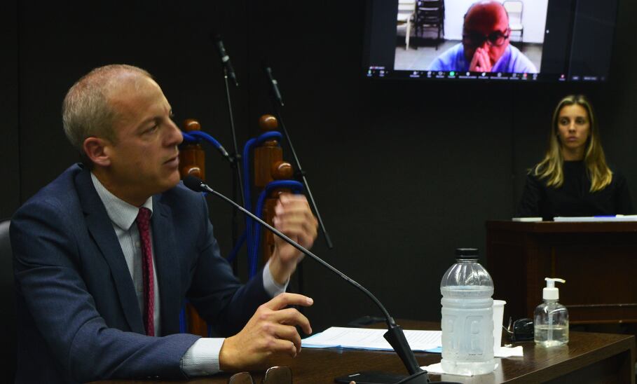 Durante el juicio, el fiscal subrogante Carlos Fioriti alega y solicita pena para el enfermero Rubén Omar Rivas, que sigue la acusación por Zoom desde el penal federal de Marcos Paz (Foto: Belén Cano / Ministerio Público Fiscal)
