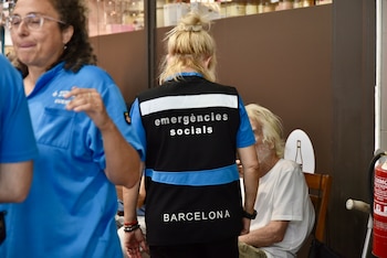 Efectivos de emergències socials durante el desalojo de un edificio por un socavón en un interior de manzana, a 7 de julio de 2026, en Barcelona, Catalunya (España). (David Oller/Europa Press)