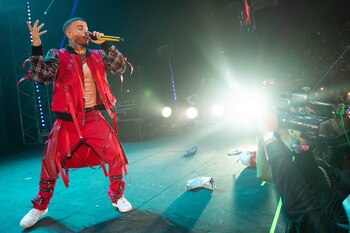El cantante eligió un look