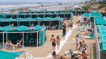 Carpas y sombrillas en Pinamar