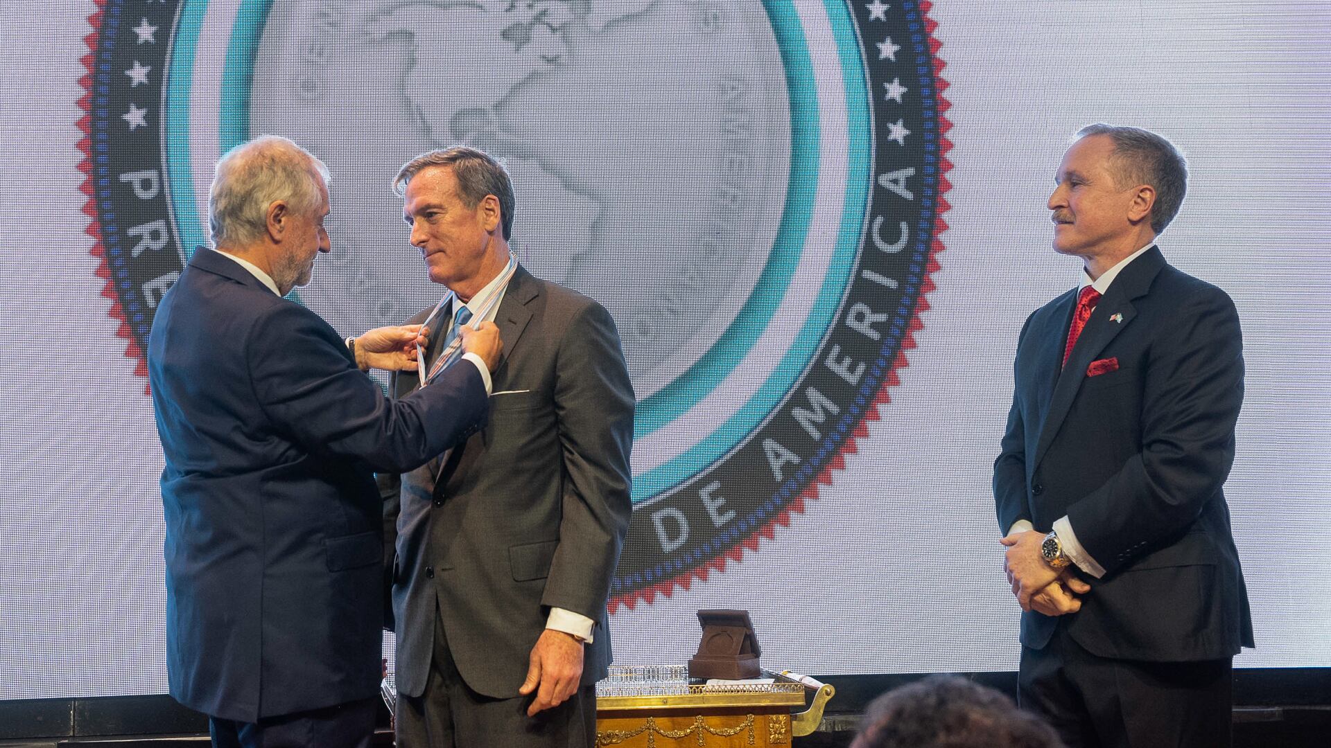 Savino le entrega la distinción