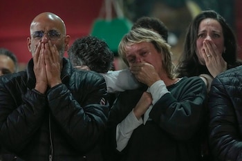 Amigos y familiares observan la