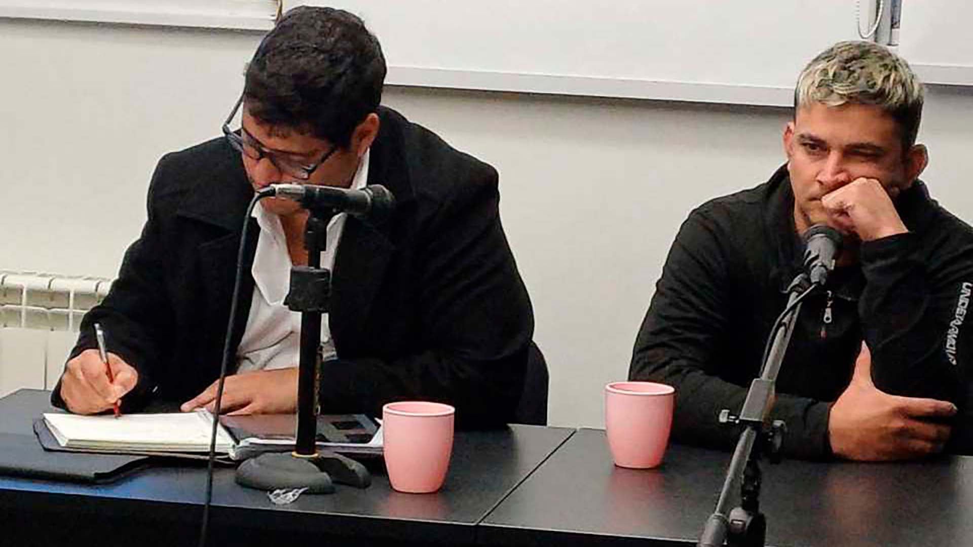 Alexis Maximiliano Schmidt junto a su su defensor Carlos del Mármol (Foto/mpfchubut.gov.ar)