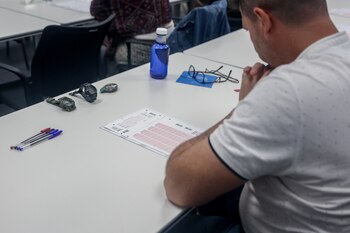 Una persona realiza las oposiciones