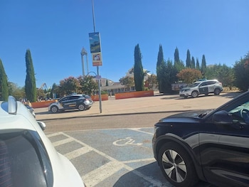 Vehículos de la Guardia Civil a la entrada del Parque Warner de Madrid. (Europa Press)
