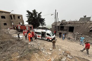 Vehículos de la Cruz Roja libanesa y de la Defensa Civil en Aitou (REUTERS/Omar Ibrahim)