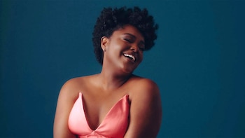 Su repertorio fusiona jazz, rhythm