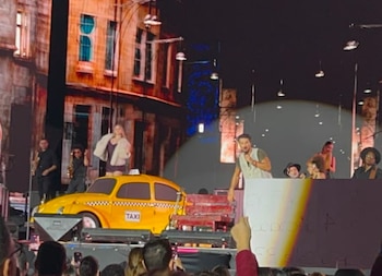 A las 8:23 p. m., un taxi apareció en el escenario del concierto de Arjona como anticipo de “Historia de taxi”, interpretada en ritmo de salsa./ (CR Hoy)