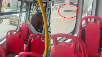 En video: hombre atacó un bus del SITP con un machete y desató momentos de tensión entre pasajeros