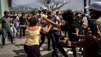 La policía pelea y detiene