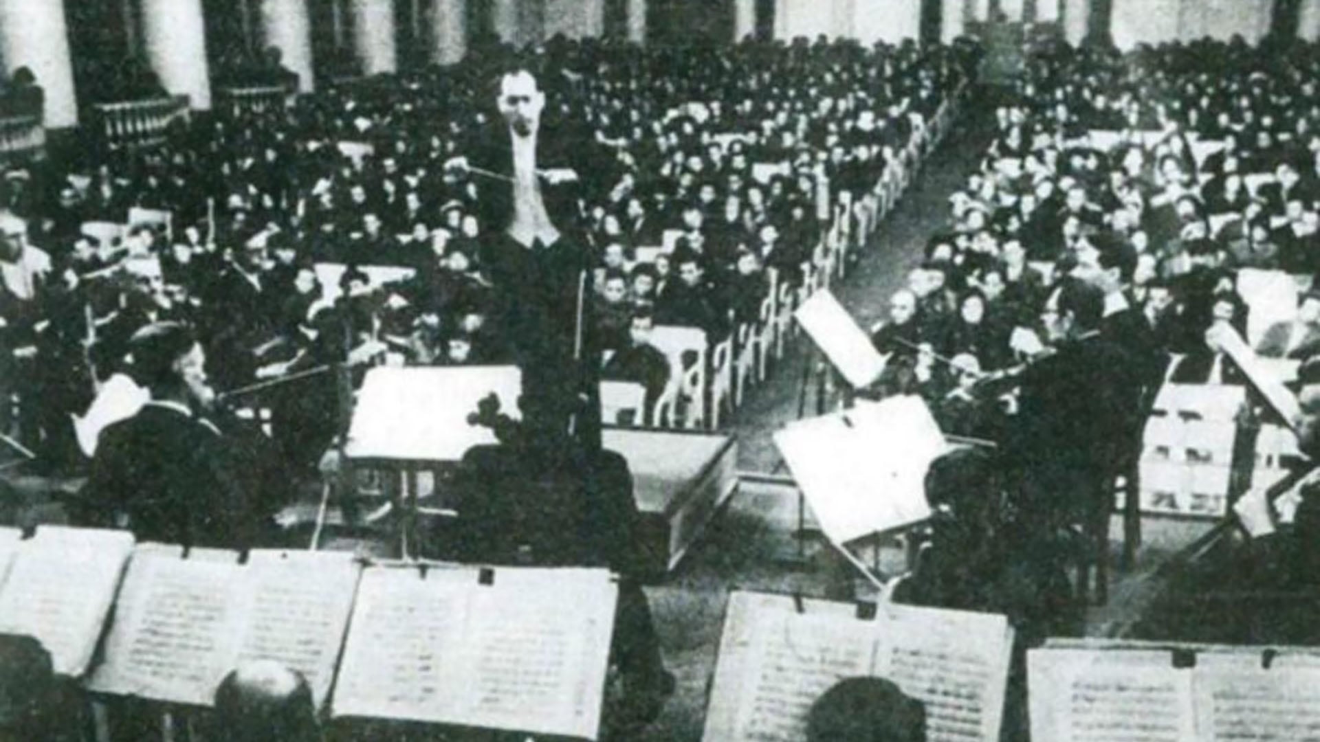 Entre los defensores de Leningrado se destacó Dmitri Shostakóvich, uno de los músicos más conocidos de Rusia, quien se resistió a abandonar la ciudad y compuso su Séptima Sinfonía, opus 60 —llamada Leningrado—, con la intención de inmortalizar la gesta de sus defensores (St Petersburg Academic Philharmonia)