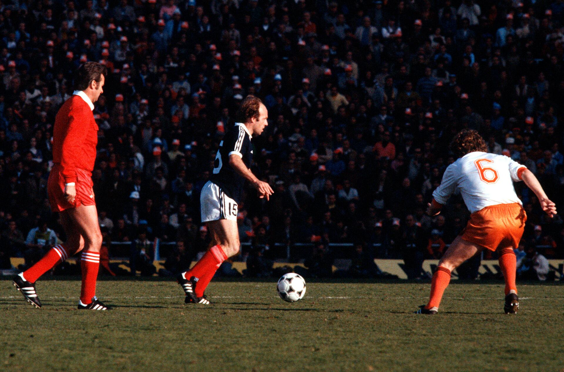 Gemmill jugó su único partido en el Mundial de 1978 ante Países Bajos. El atacante del Nottingham Forest no disputó los anteriores por decisión técnica - crédito Grosby Group