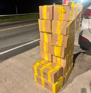 El cargamento de postales del Mundial fue detectado durante un control rutinario de la Policía de Fronteras en la Zona Sur. Crédito: Ministerio de Seguridad Pública