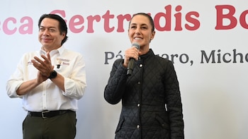 Sheinbaum realiza entrega de becas a estudiantes de Michoacán: “Son el presente y el futuro que continúa con esperanza”