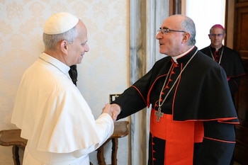 El arzobispo de Montevideo, Daniel Sturla, y el papa León XIV, en el Vaticano (Los obispos uruguayos con el papa León XIV (@DanielSturla)