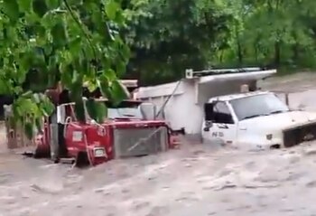 Una de las volquetas estuvo cerca de ser arrastrada por la corriente - crédito @ColombiaOscura/X