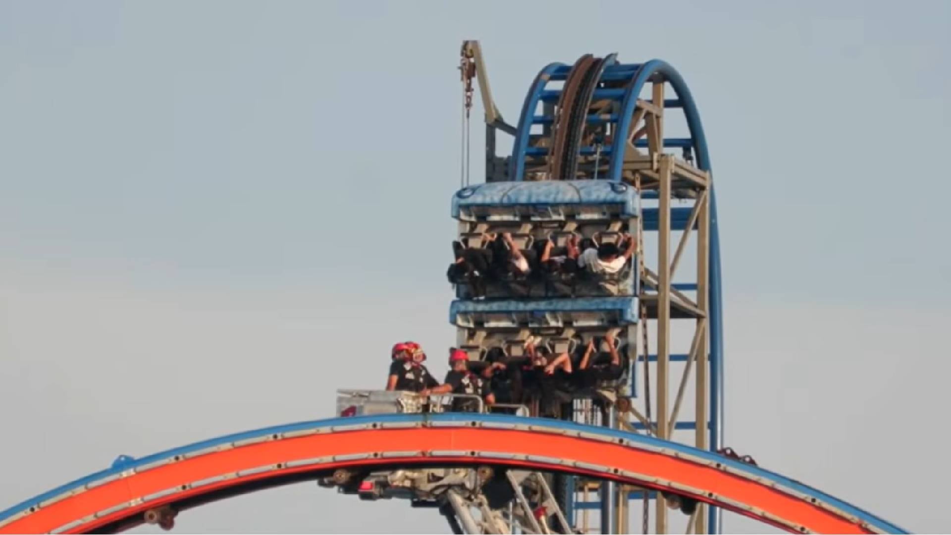 Ocho estudiantes quedaron atrapados durante más de tres horas en la montaña rusa Iron Shark de Pleasure Pier, en Galveston, Texas (FOX 26 Houston)