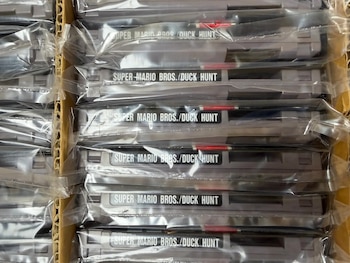 Esta foto, cortesía de Nintendo Wire, muestra una caja con casi 100 copias sin usar de Super Mario Bros. y Duck Hunt para la consola Nintendo Entertainment System, el miércoles 17 de junio de 2026. Los cartuchos fueron redescubiertos en un almacén de Waukesha, Wisconsin, por Kevin Braun, dueño de la tienda OneStopWonders, y Jason Ganos, editor de Nintendo Wire (Jason Ganos/Nintendo Wire vía AP)