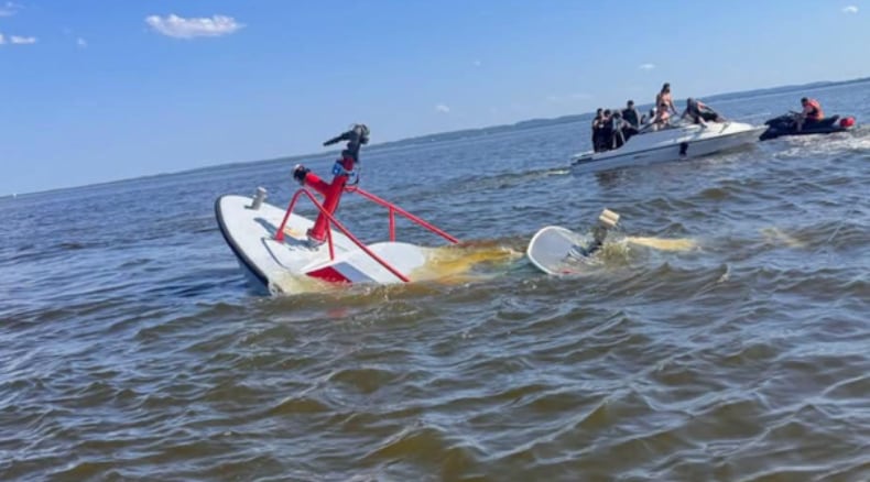 El impacto de una ballena con una embarcación de emergencia alteró una jornada de patrullaje en aguas de Nueva Jersey (Carteret Fire Department & EMS Division)