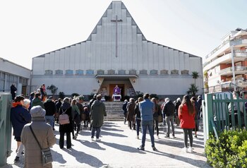Un sacerdote celebra la misa