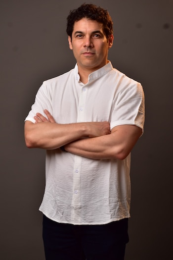 Giovanni Arce señaló que el teatro ofrece un espacio para desconectarse de las pantallas y concentrarse en una historia compartida.