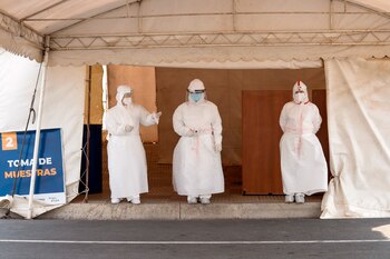 Enfermeras esperan para tomar pruebas de coronavirus en el Laboratorio Móvil del Ministerio de Salud. EFE/ Nathalia Aguilar/Archivo