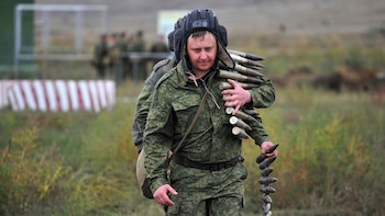 Reclutas portan municiones durante un