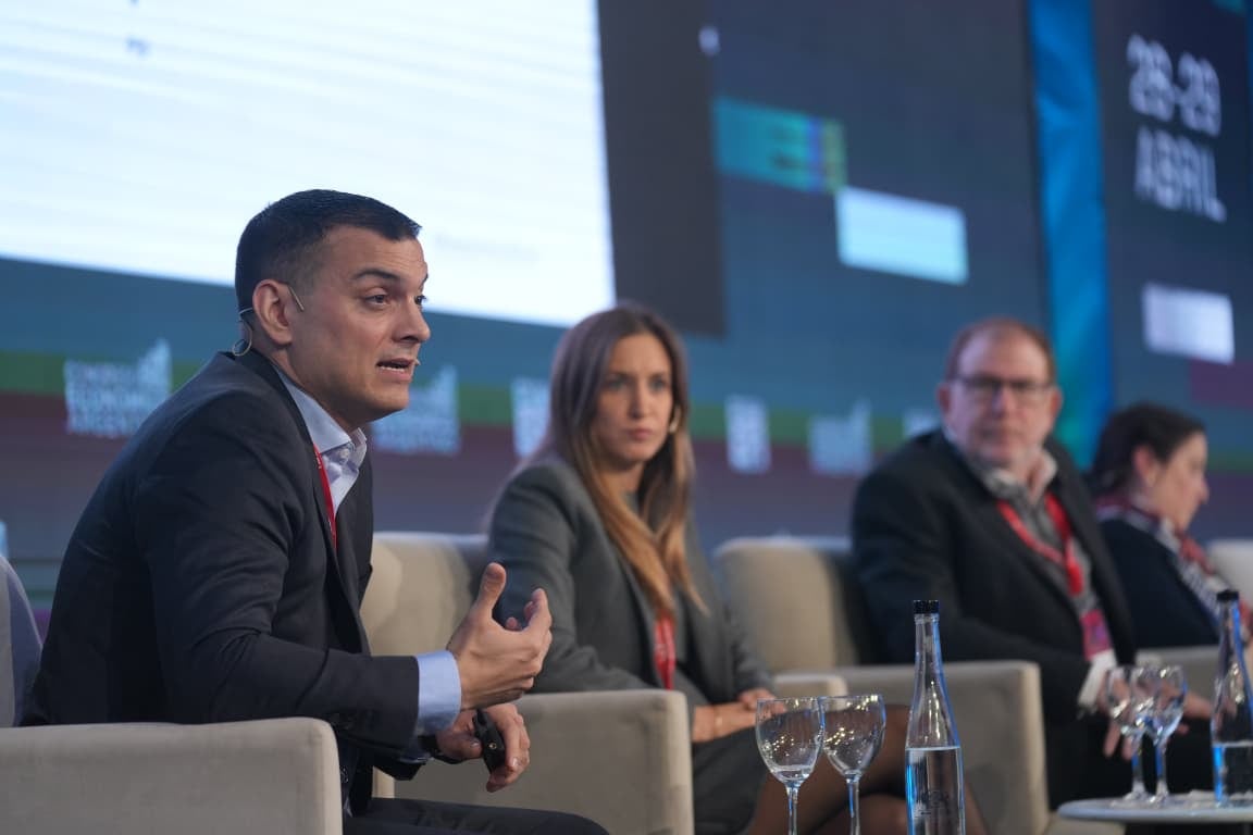 Emmanuel Álvarez Agis, de PxQ Consultora, participa activamente en el panel 'Coyuntura Macro Programa económico y perspectivas 2026' durante ExpoEFI 2026, junto a otros destacados economistas. (ExpoEFI)
