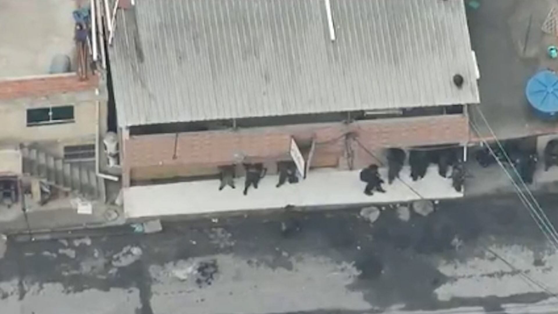 Las imágenes, tomadas alrededor de las 6 de la mañana al inicio del operativo, muestran a 23 hombres armados