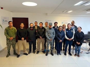 En compañía de otros funcionarios federales, la titular de Segob supervisó el puesto de mando de Alerta de Búsqueda.
Crédito: X/ @rosaicela_