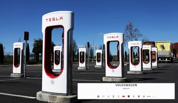 Volkswagen, Porsche y Audi adoptarán el estándar de carga NACS de Tesla.