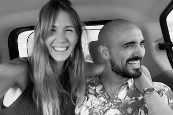 Abel Pintos y su pareja