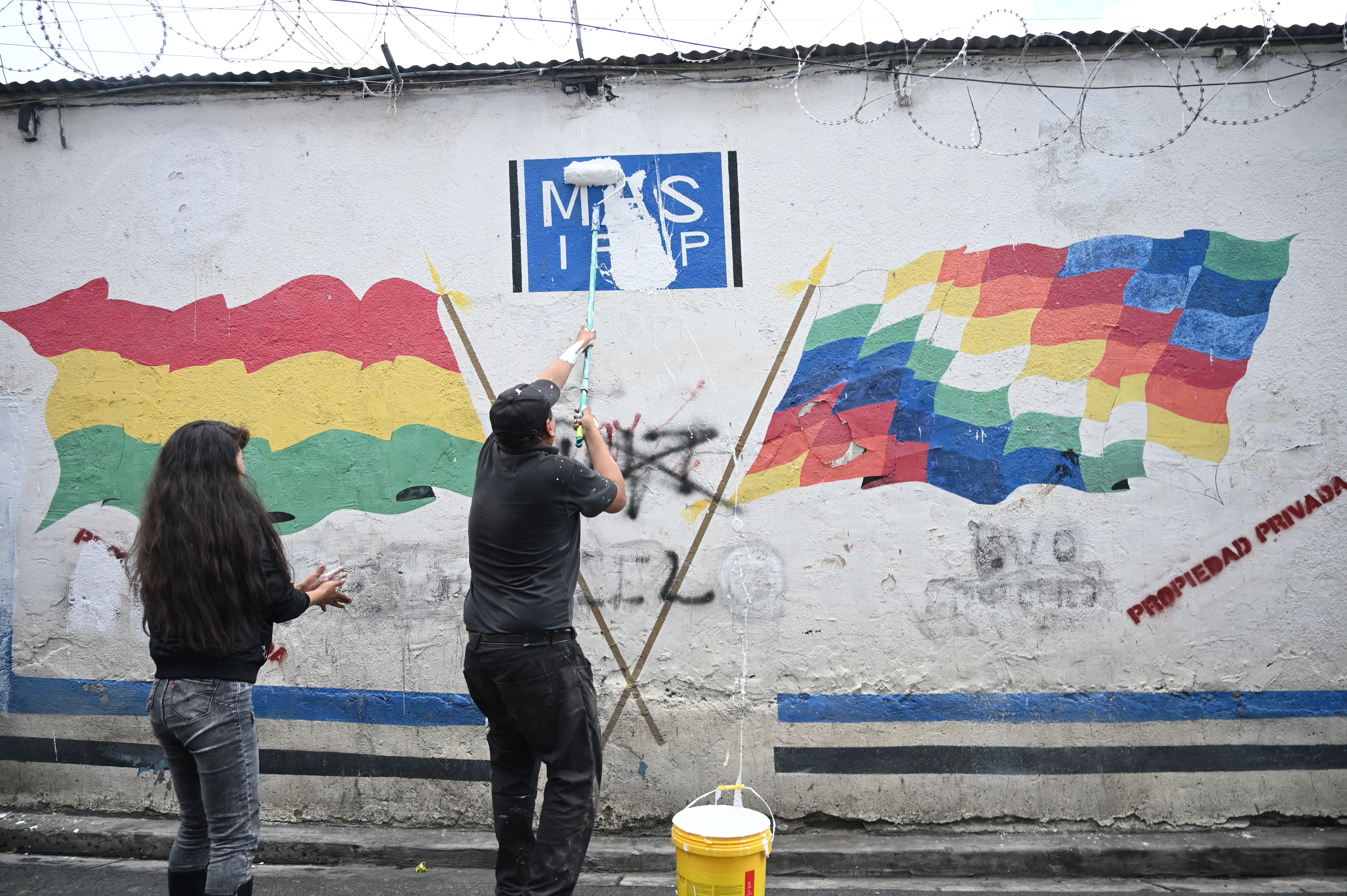Una persona borra el logo del partido MAS en medio de una disputa por el control del partido. La Paz, Bolivia 10 de marzo de 2025 (REUTERS/Claudia Morales)