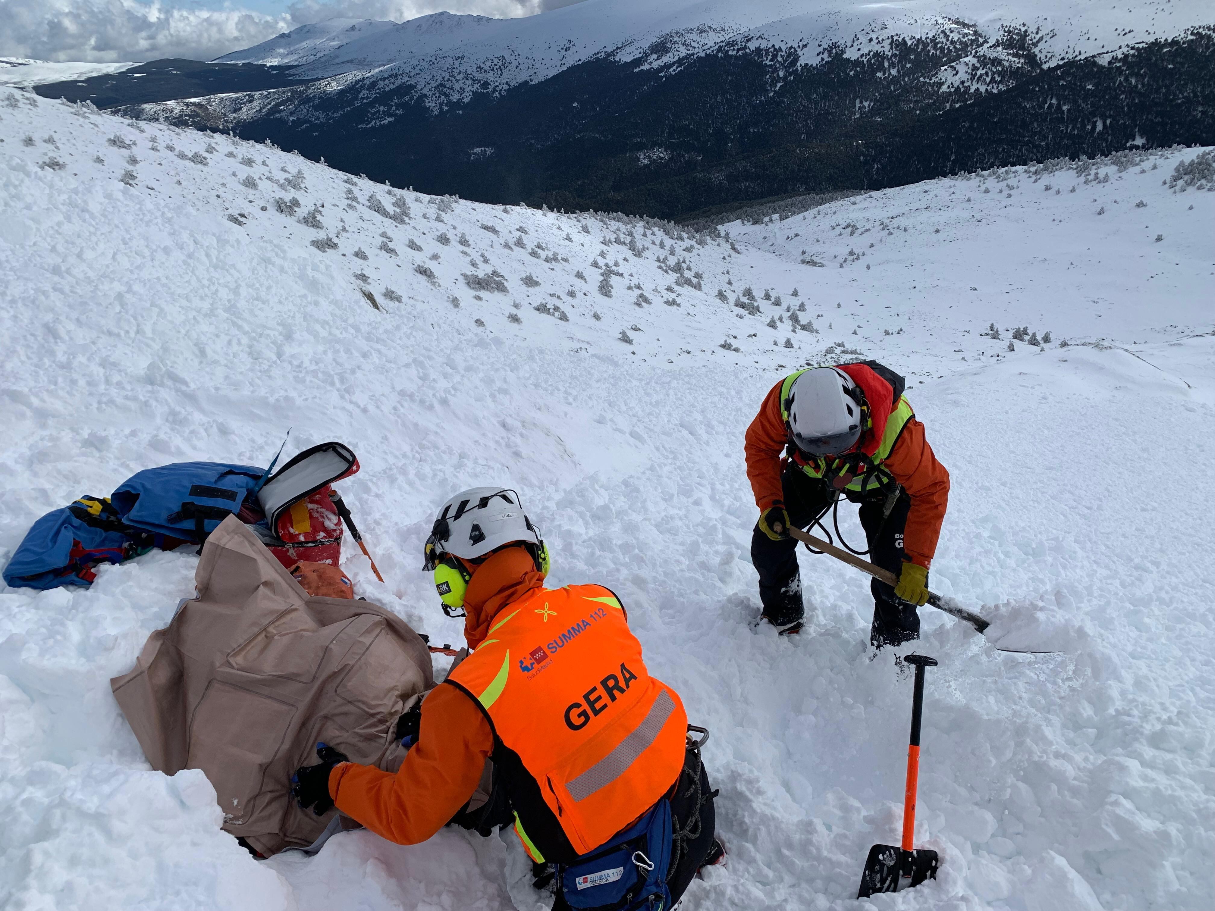 Los equipos de rescate liberando la pierna atrapada del esquiador (Emergencias 112 Comunidad de Madrid)