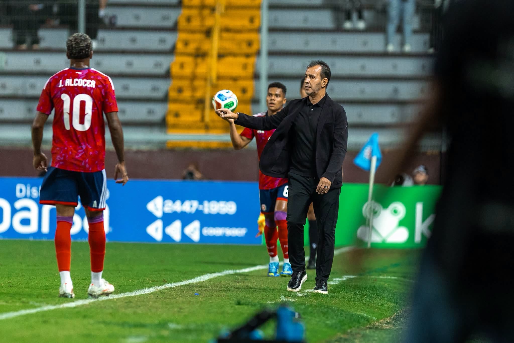 La selección de Costa Rica dejó ir una ventaja de 3-0 y terminó cayendo 3-4 en el Estadio Ricardo Saprissa (Cortesía: Hoy en el deporte).