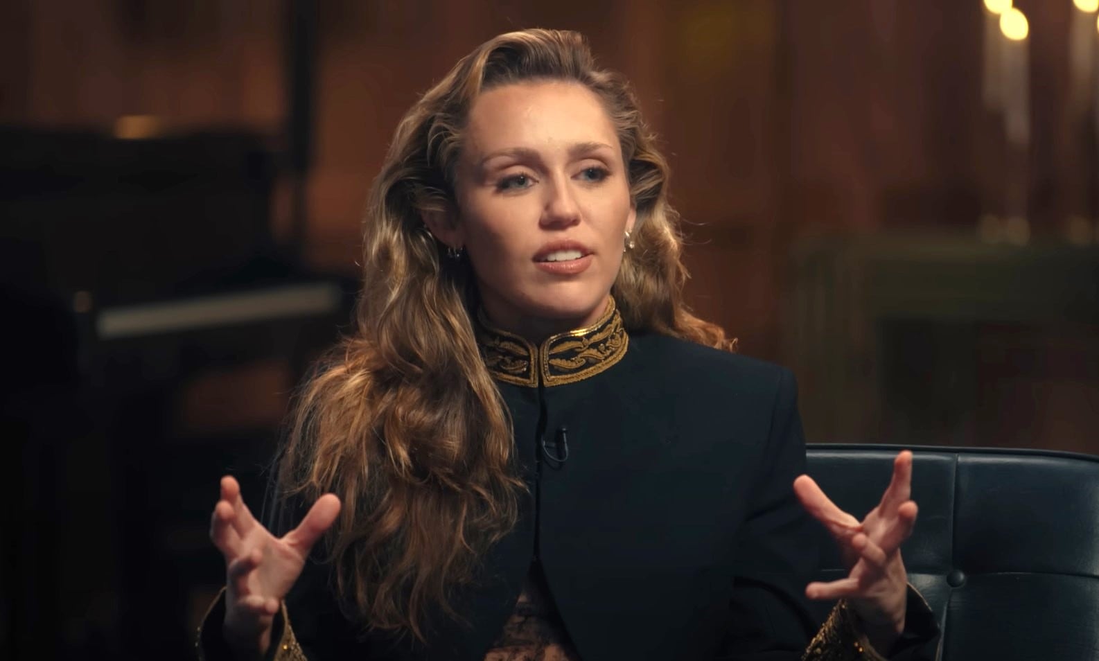 Something Beautiful es un álbum visual de 55 minutos dirigido por Cyrus y sus colaboradores más cercanos (Captura: Redes sociales)