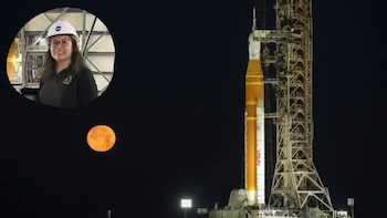 En un círculo, ingeniera de la NASA sonriendo con casco. Al lado, un cohete espacial blanco y naranja en su plataforma de lanzamiento por la noche, con luna llena naranja visible